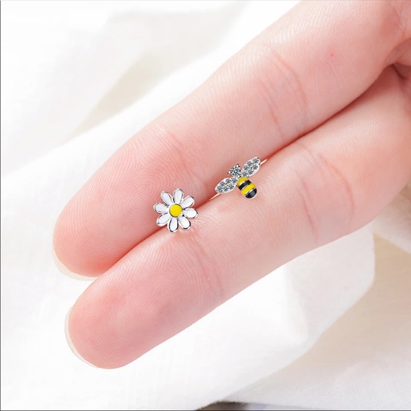 Dainty Bee + Flower Asymmetric Stud Earrings - Picture 2 of 5